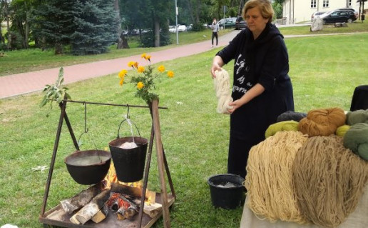 Danutė-Juškienė-siūlų-dažymas-augalais-dziovinimas-copy-600x800.jpg