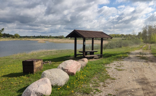 Poilsiavietė prie Naujarodžių vandens telkinio.jpg