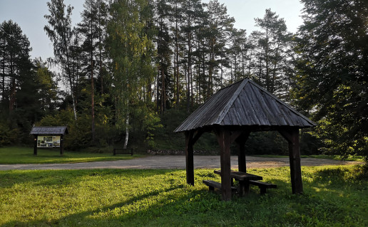 Velikuškių II piliakalnio poilsiavietė.jpg