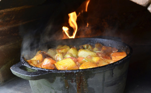 Maisto gaminimas peciuje Dzukijos uoga.JPG