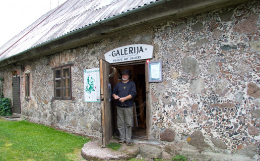 L.Cerniauskas prie savo meno galerijos. K. Stalnionytes n.JPG